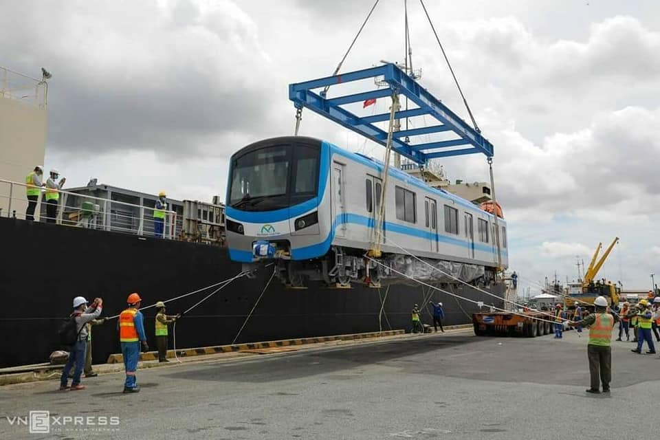 TÀU METRO ĐÃ CẬP BẾN TẠI TP HỒ CHÍ MINH