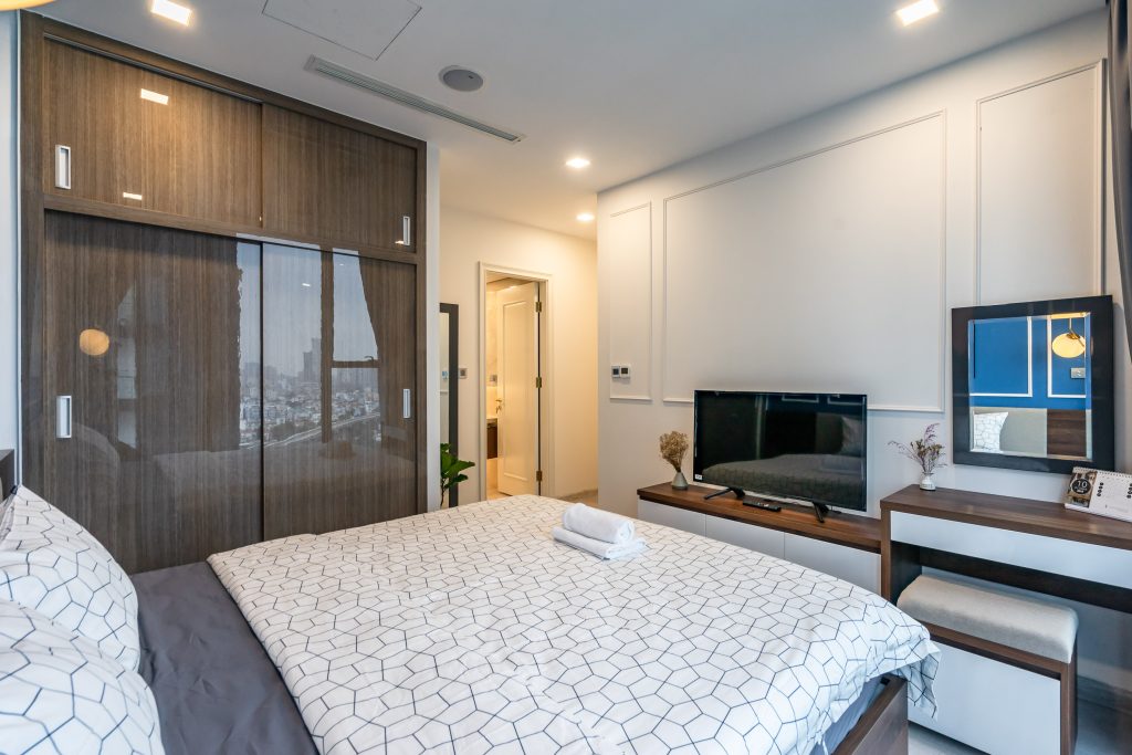 Cho thuê căn hộ dịch vụ Vinhomes Golden River 2 phòng ngủ