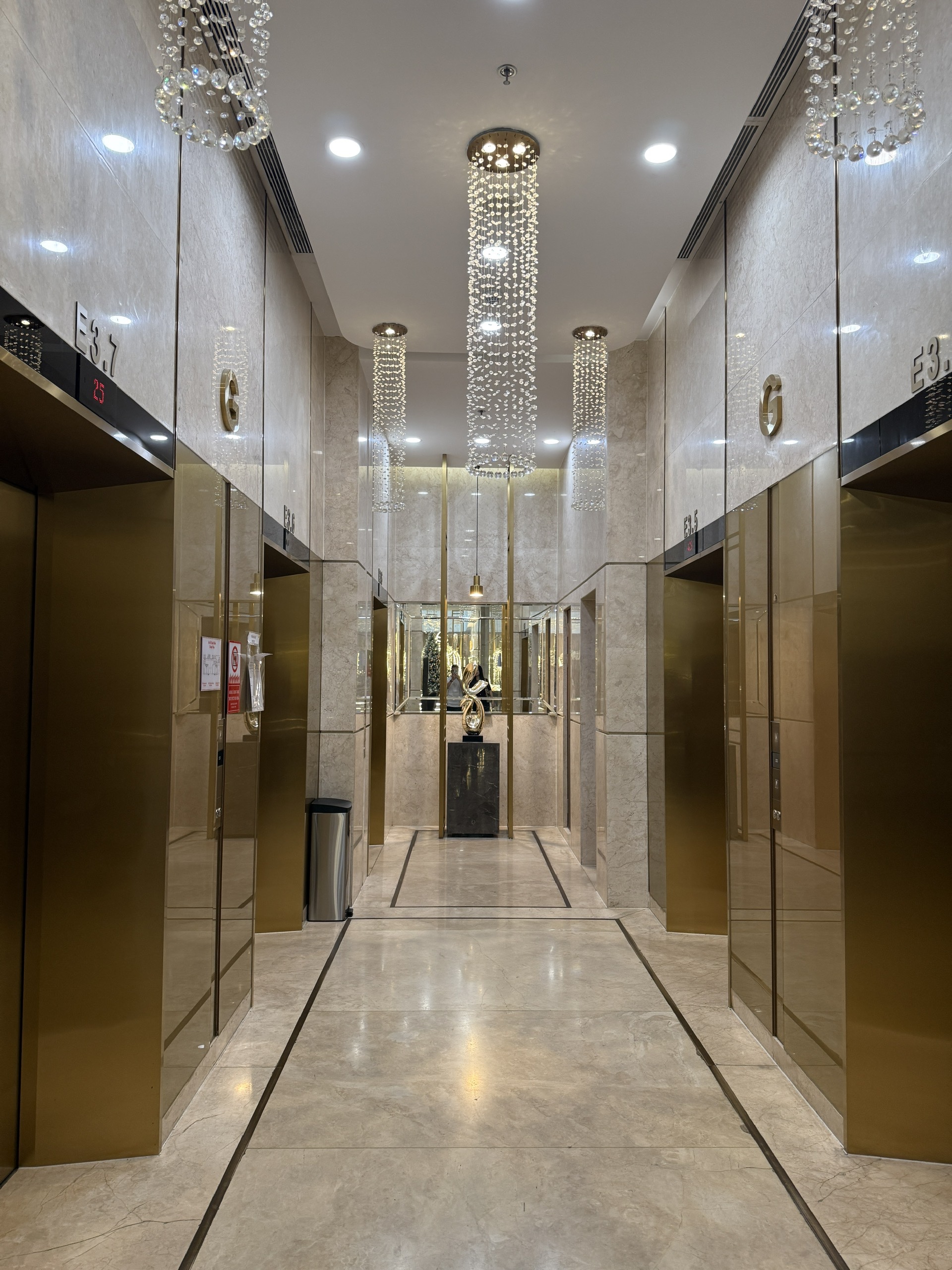 thang may sảnh vip sunwah pearl 